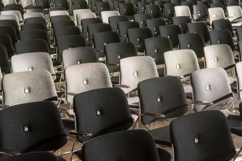 Klang als Gestaltungselement: Wie durchdachtes Akustikdesign Unternehmensevents in der Schweiz neu definiert